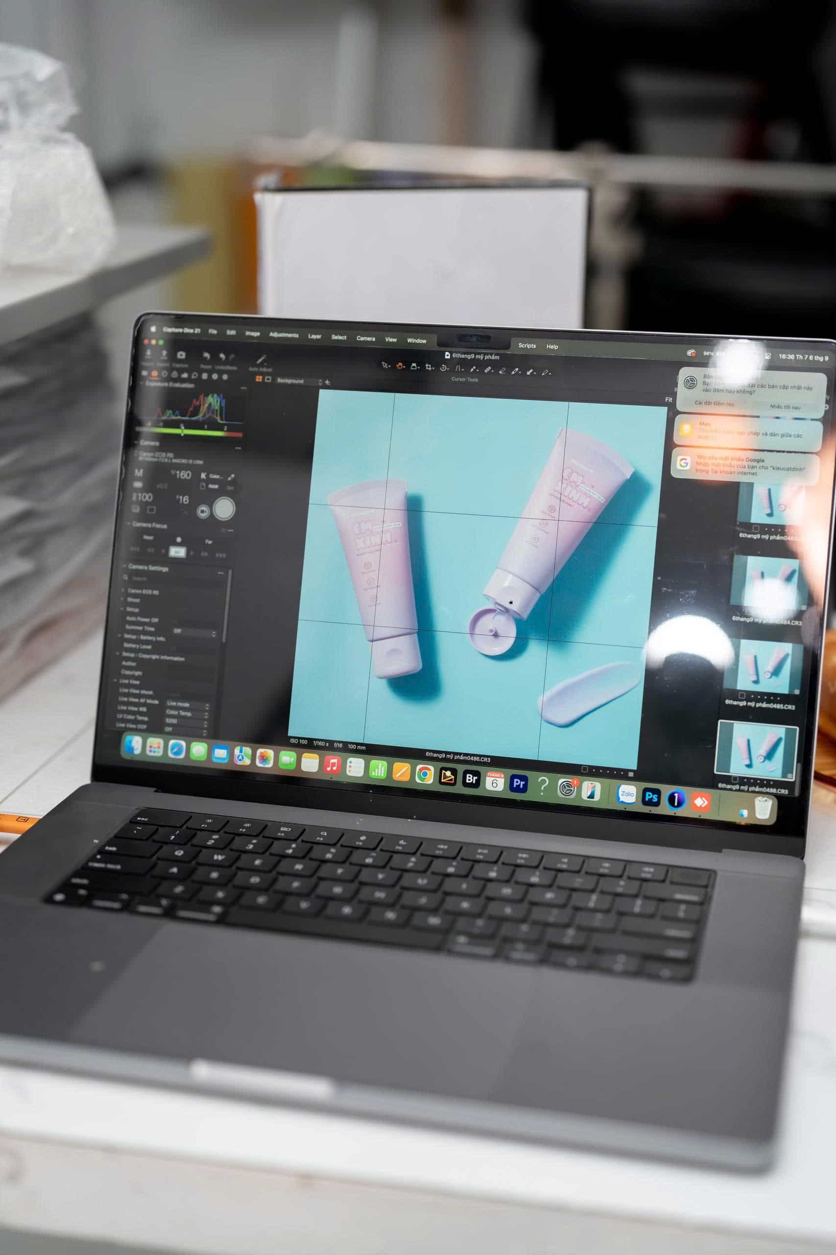 Chụp hình mỹ phẩm: Chụp hình kem dưỡng theo concept đơn giản | D+ Media