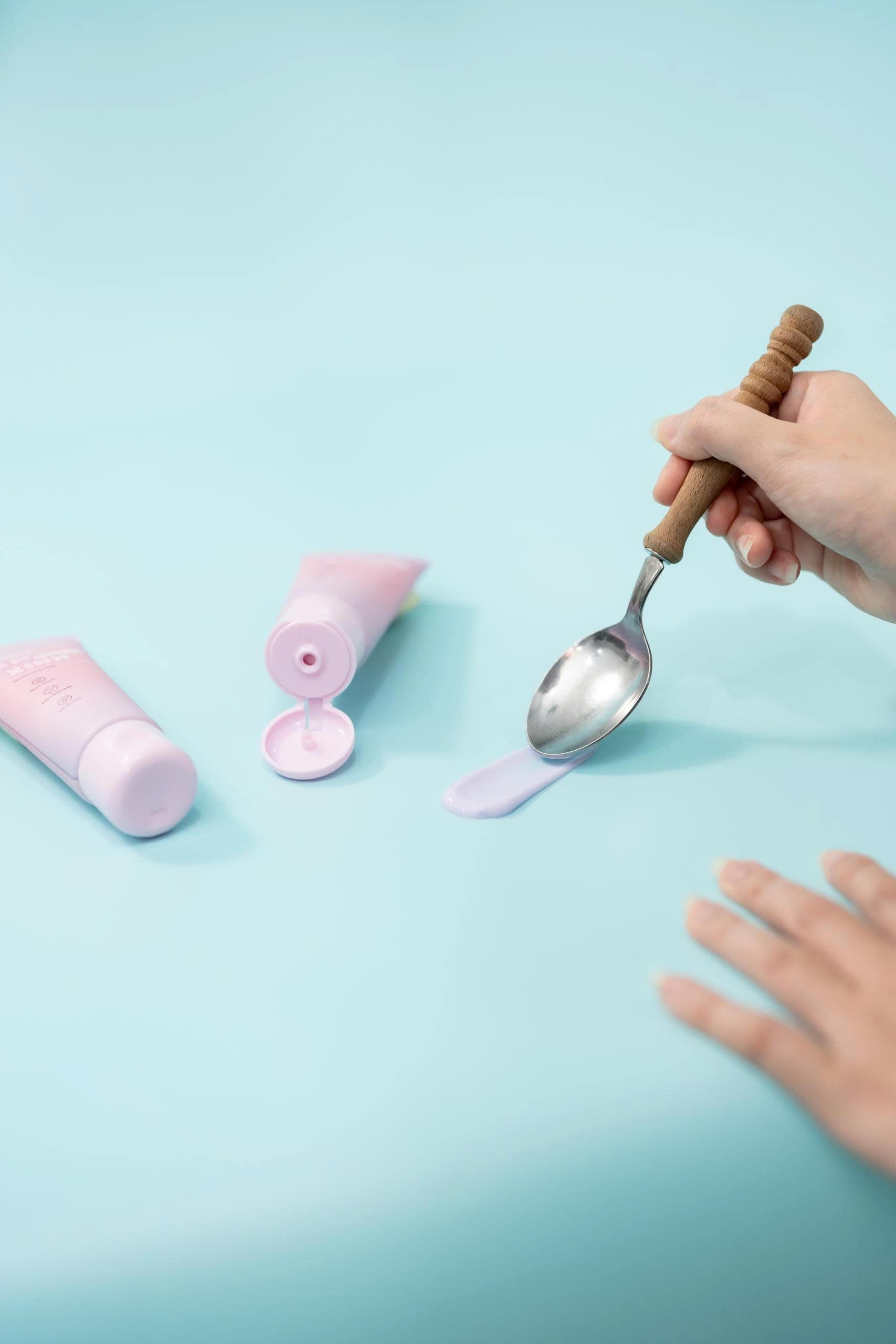 Chụp hình mỹ phẩm: Chụp hình kem dưỡng theo concept đơn giản | D+ Media